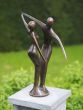 Bronzeskulptur Tanzendes Liebespaar mit brauner Patina auf einer Säule im Garten 