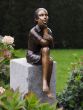Bronzeskulptur Kleines Mädchen sitzend auf einer Säule im Garten 