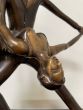 Bronzeskulptur "Tanzendes Paar" - modern auf Marmorsockel